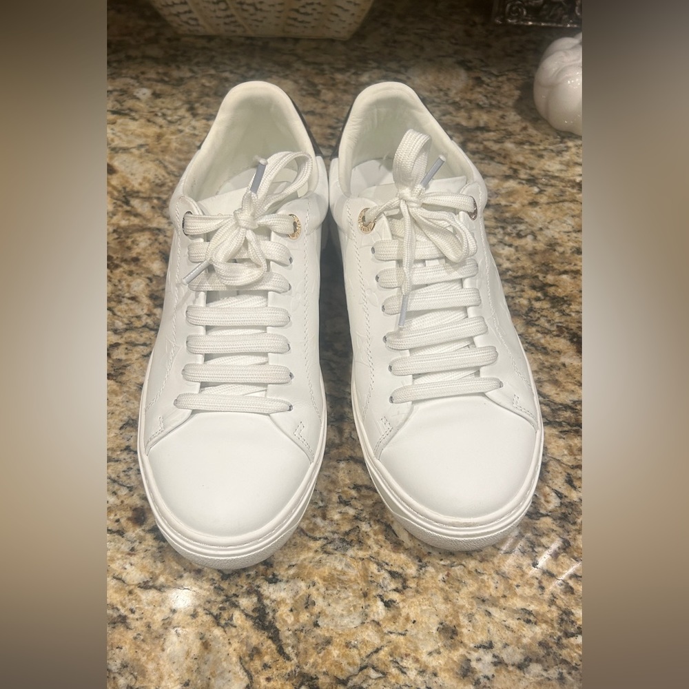 Used in great condition inspired tennis shoes